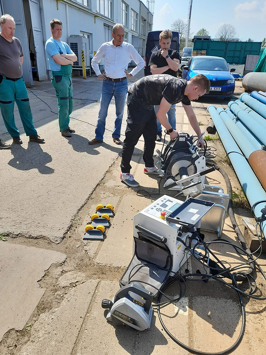 Demonštrácia zvárania plastových rúr na tupo automatickou zváračkou CNC